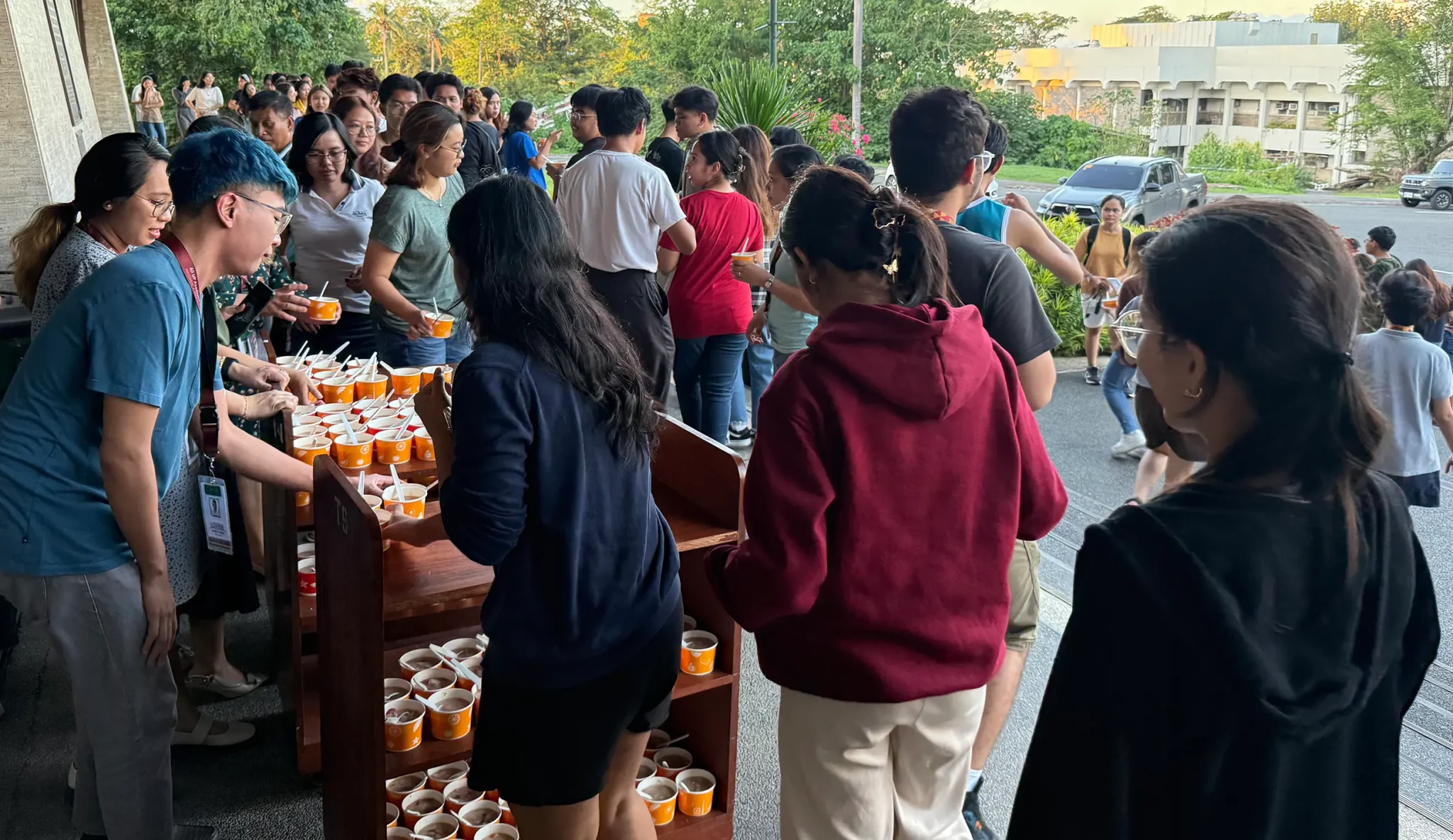 Univ Lib offers extended hours, free meals during exam week